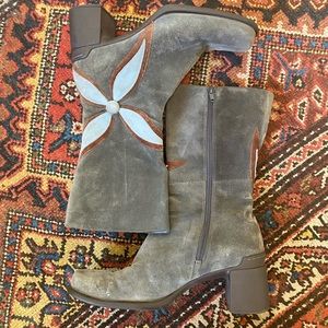 Clarks Indigo Gray Suede Boots Embroidered Suede Flower Detail Zip Up, Size 8.5